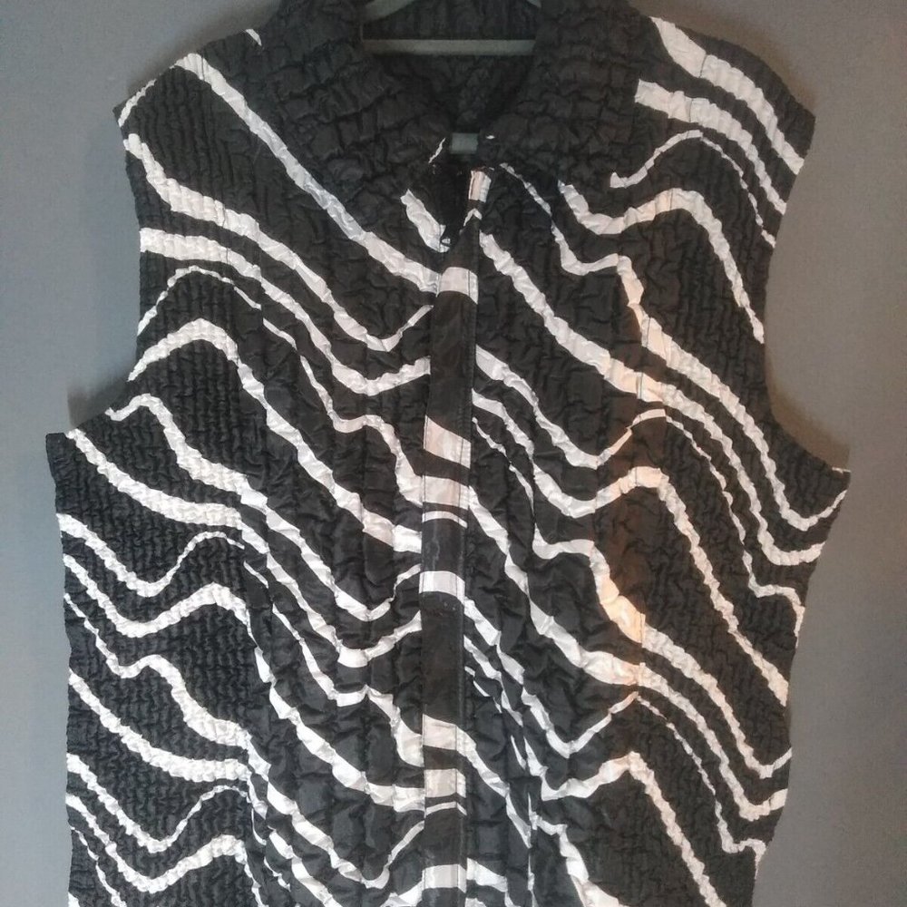 Puffy Crinkle Women's Reversible Black & White Vest Pleated in Front Stretchy